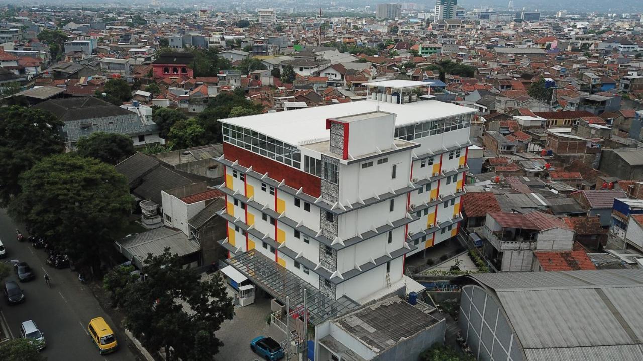 Front One Hotel Pasir Koja Бандунг Екстер'єр фото