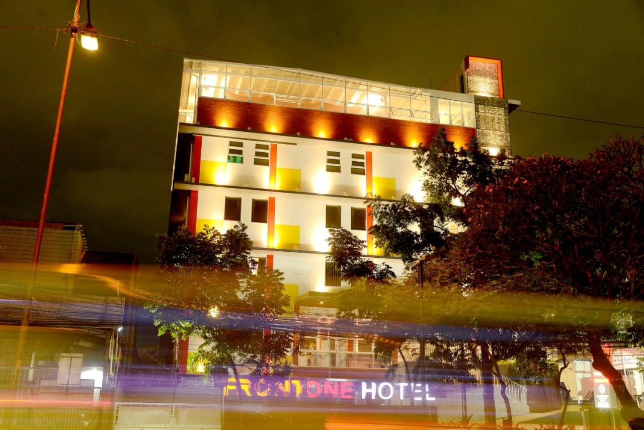 Front One Hotel Pasir Koja Бандунг Екстер'єр фото